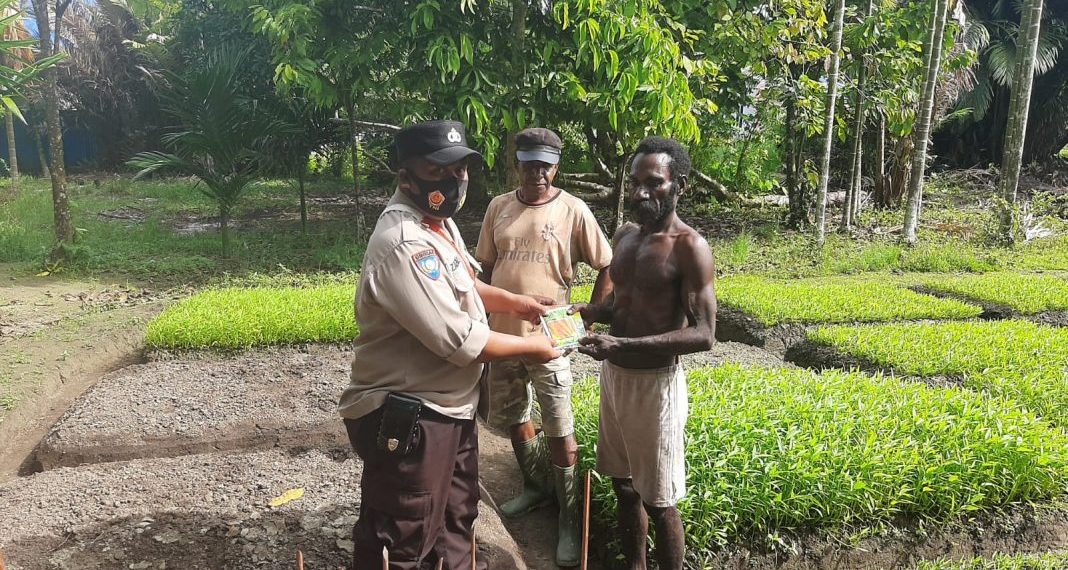 eduli Akan Petani Binaannya, Personel Binmas Noken P