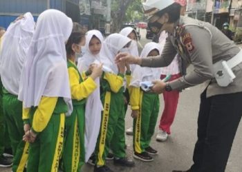 Polisi Bantaeng Ajarkan Siswa Terkait Bahaya Covid-19 Jelang Tahun Baru