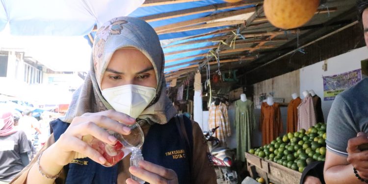 Jelang Idulfitri, Petugas Pangan Lakukan Uji Formalin dan pH Bahan Pangan