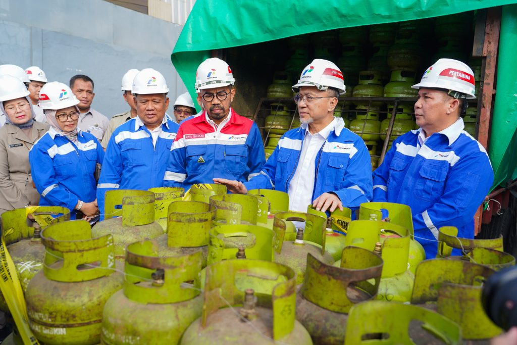 Mendag Zulkifli Hasan memimpin ekspose temuan terhadap produk gas elpiji 3 kg di Stasiun Pengisian Bahan Bakar Elpiji