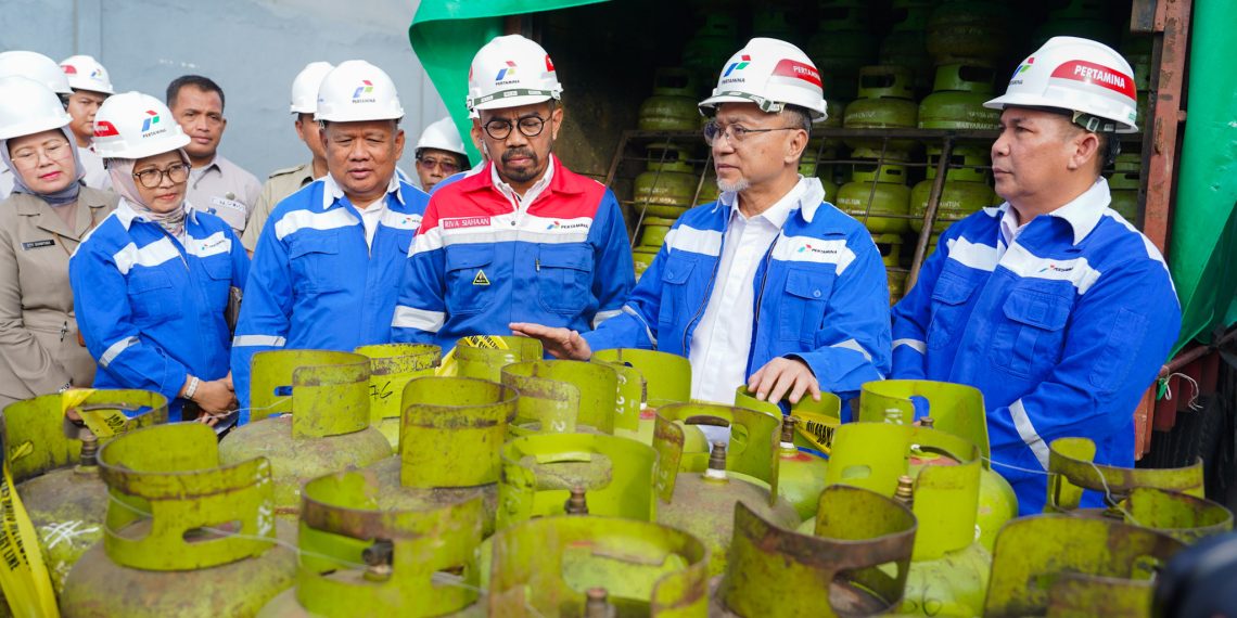 Mendag Zulkifli Hasan memimpin ekspose temuan terhadap produk gas elpiji 3 kg di Stasiun Pengisian Bahan Bakar Elpiji