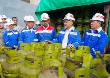 Mendag Zulkifli Hasan memimpin ekspose temuan terhadap produk gas elpiji 3 kg di Stasiun Pengisian Bahan Bakar Elpiji