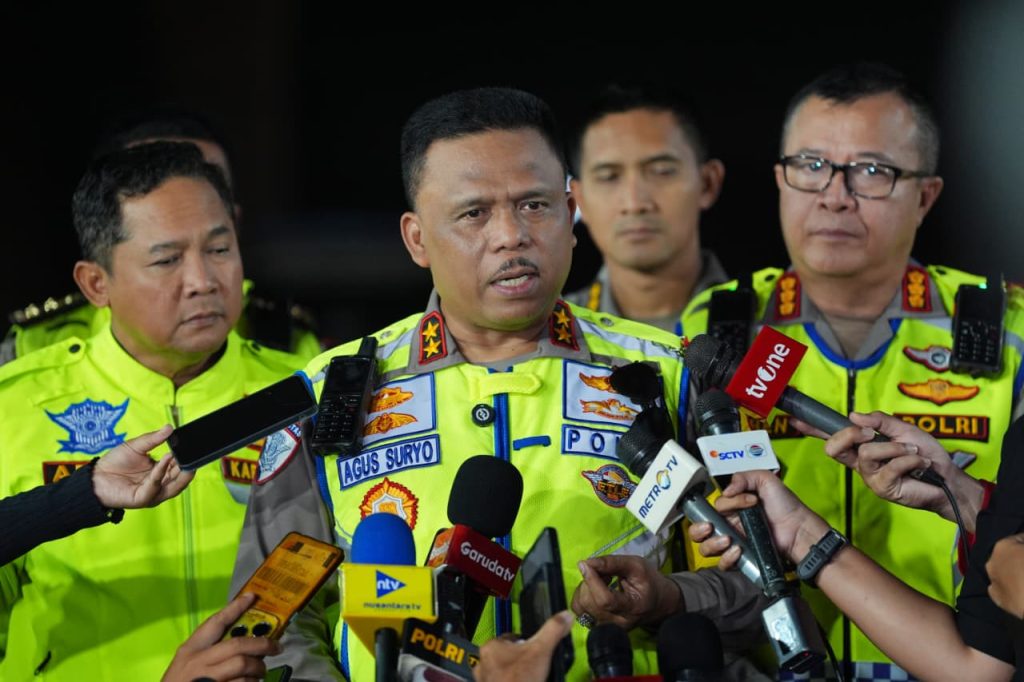 peran polisi lalu lintas dalam mengatur arus mudik