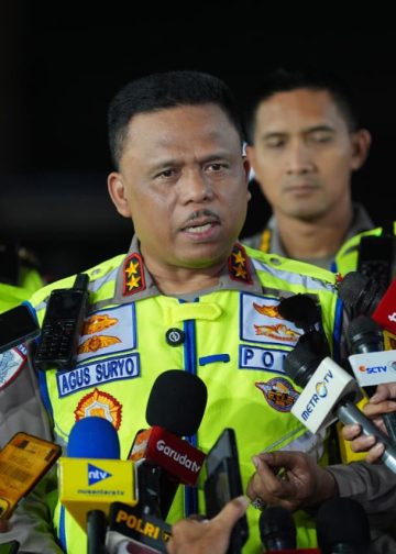 peran polisi lalu lintas dalam mengatur arus mudik