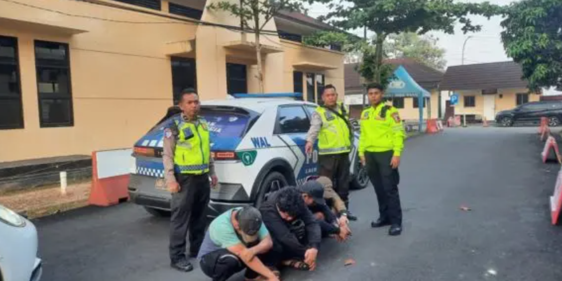 pencurian ban serep truk di jalur tol Tangerang-Merak