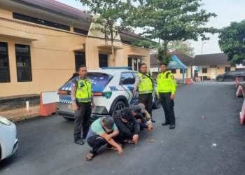 pencurian ban serep truk di jalur tol Tangerang-Merak
