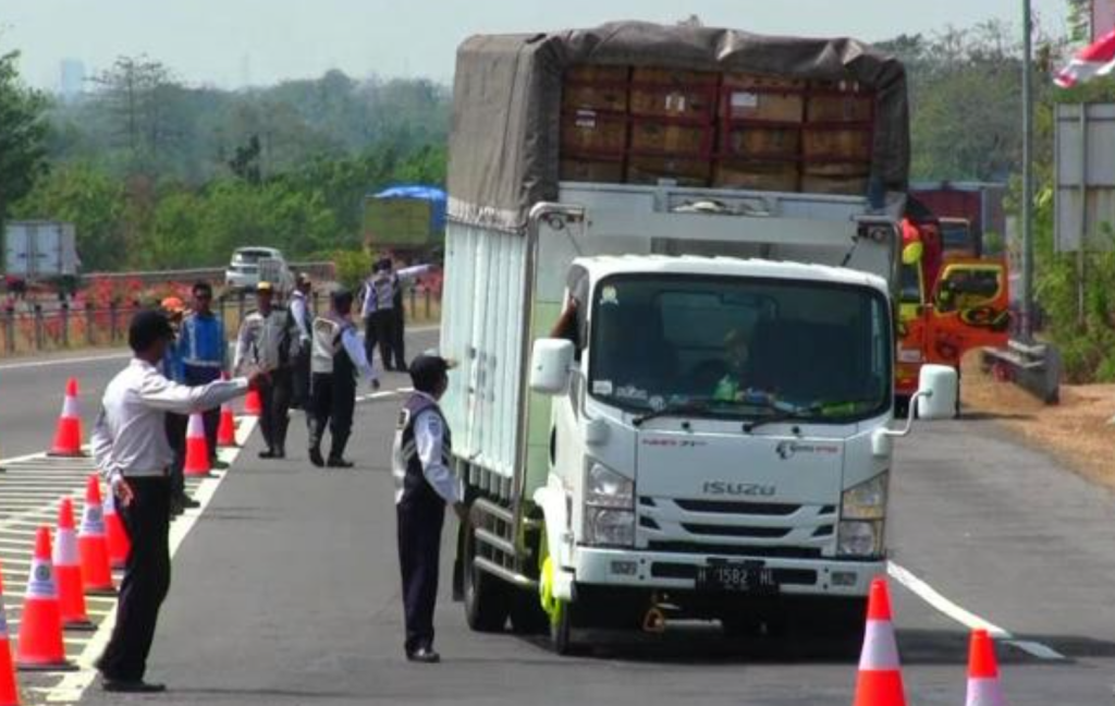 dampak muatan berlebih pada kendaraan dan keselamatan berkendara