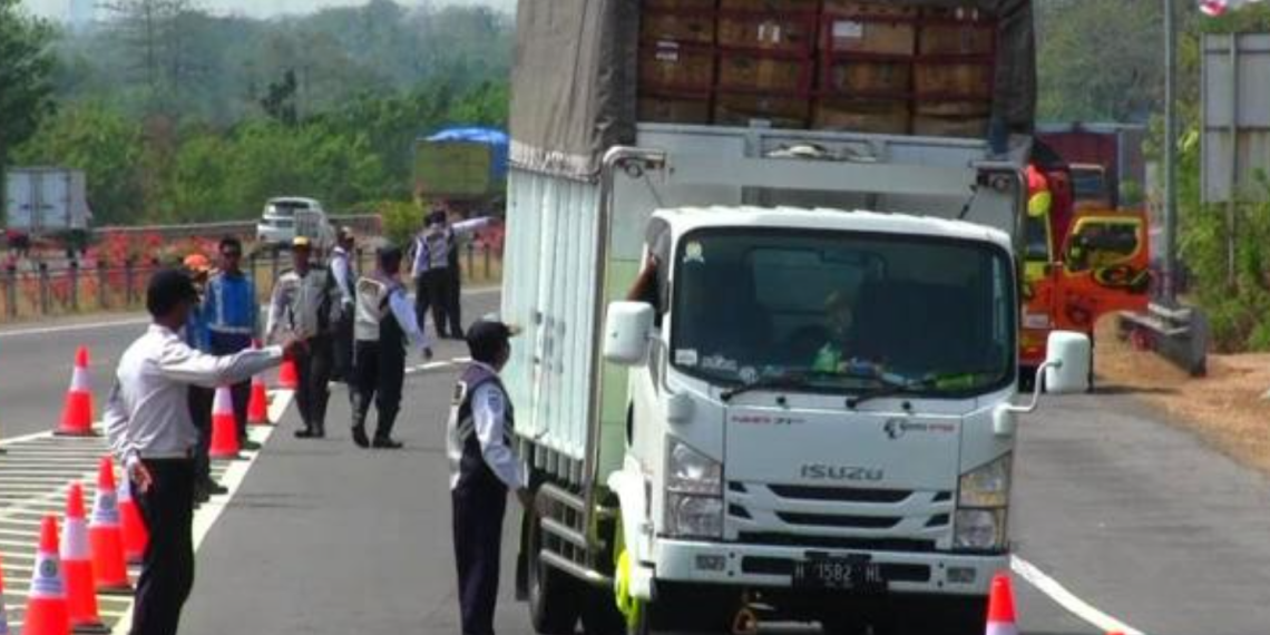 dampak muatan berlebih pada kendaraan dan keselamatan berkendara