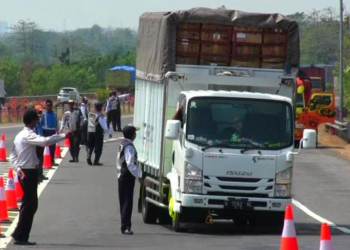 dampak muatan berlebih pada kendaraan dan keselamatan berkendara
