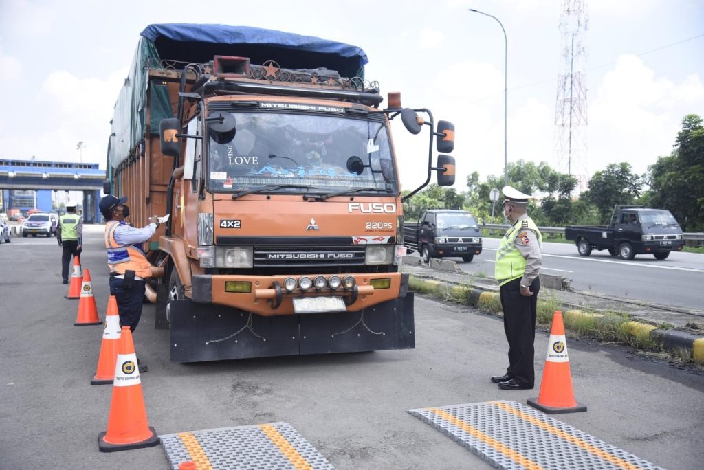 kepatuhan aturan dimensi dan kapasitas muatan kendaraan angkutan barang