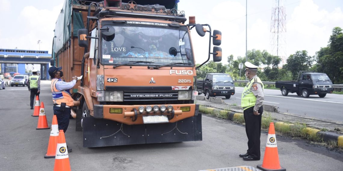 kepatuhan aturan dimensi dan kapasitas muatan kendaraan angkutan barang