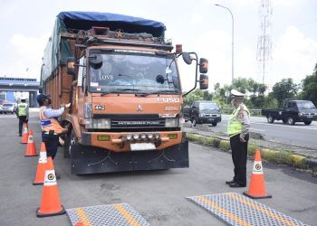 kepatuhan aturan dimensi dan kapasitas muatan kendaraan angkutan barang
