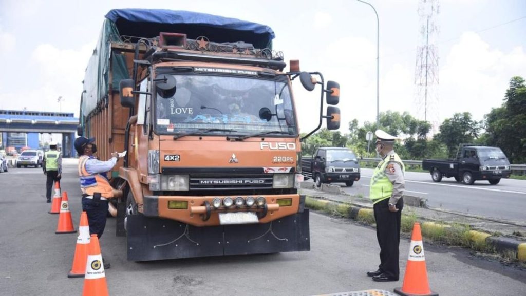 kepatuhan terhadap aturan dimensi dan kapasitas muatan angkutan barang