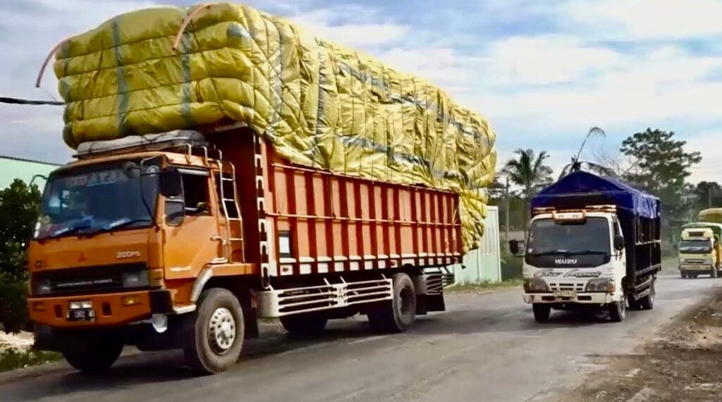 kisah sopir truk wingbox menyelamatkan pengguna jalan tol Jakarta-Cikampek