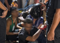 MEDAN DELI - Tim URC Pelabuhan Belawan dari Satuan Reserse Narkoba Polres Pelabuhan Belawan mengamankan pria berinisial H (31) yang diduga mengedarkan sabu di Jalan Mangaan I, Lingkungan IV, Kelurahan Mabar Hilir, Kecamatan Medan Deli, Kota Medan, Kamis (17/9/2026). Petugas juga mengamankan tiga pria lain yang diduga sebagai pengguna. Kasus ini memperlihatkan wajah #ReserseBekerja di lapangan. Penyidik tidak berhenti pada penangkapan, tetapi merangkai alat bukti dan menelusuri jaringan di belakang pelaku. Berawal dari Informasi Warga Kapolres Pelabuhan Belawan AKBP Aditya S.P. Sembiring, M.Si., melalui Kasat Res Narkoba AKP A.R. Riza, S.H., M.H., menjelaskan pada Selasa (22/9/2026) bahwa pengungkapan berawal dari informasi masyarakat. Warga melaporkan dugaan peredaran narkotika di sebuah rumah di kawasan Mabar Hilir. Personel lalu menyelidiki informasi tersebut sebelum menindak sekitar pukul 11.00 WIB. AKP A.R. Riza menyebut H sempat membuang barang bukti dengan tangan kirinya saat hendak diamankan. Petugas tetap menyita empat paket sabu, satu bungkus plastik klip kosong, satu pipet ujung runcing, satu kotak putih, dan uang tunai Rp60.000 dari tangan H. Barang Bukti dan Tes Urine Menguatkan Perkara Tim URC Pelabuhan Belawan tidak hanya bersandar pada pengakuan. Dalam interogasi, H mengakui mengedarkan sabu. Tiga pria lain, yakni J (49), DA (32), dan AF (24), menjalani pemeriksaan dan tes urine dengan hasil positif metamfetamina. Penyidik menyimpan masing-masing satu botol urine dari ketiganya sebagai barang bukti. Paket sabu, perlengkapan, dan hasil tes urine kini saling menguatkan, sehingga pengakuan tersangka tidak berdiri sendiri. Pola kerja ini sejalan dengan hukum acara yang berlaku. Undang-Undang Nomor 20 Tahun 2025 tentang KUHAP berlaku sejak 2 Januari 2026 dan mensyaratkan penyidik menetapkan tersangka berdasarkan minimal dua alat bukti. KUHAP baru juga memasukkan barang bukti sebagai jenis alat bukti tersendiri, ketentuan yang kini sedang diuji sejumlah pemohon di Mahkamah Konstitusi. Menelusuri Jaringan di Balik Pengedar AKP A.R. Riza menegaskan timnya masih mengembangkan kasus ini. Penyidik ingin melacak sumber sabu yang diperoleh H serta kemungkinan jaringan lain yang terkait. Keempat orang tersebut bersama seluruh barang bukti kini menjalani pemeriksaan di Sat Res Narkoba Polres Pelabuhan Belawan. Penangkapan di tingkat pengedar baru membuka pintu; penelusuran sumber barang menentukan apakah mata rantai di atasnya ikut tersentuh. Penyidikan narkotika juga dapat bertumpu pada sains forensik. Pusat Laboratorium Forensik (Puslabfor) Bareskrim Polri memasukkan pengujian dan analisis narkotika dalam cakupan kerja penyidikan ilmiah, bersama forensik digital, kimia, dan toksikologi. Kasus di Mabar Hilir mungkin tampak sebagai pengungkapan rutin. Namun, cara penyidik merangkai laporan warga, barang bukti, tes urine, dan pengembangan jaringan menunjukkan bahwa ukuran keberhasilan perkara terletak pada bukti yang utuh. Modus boleh berubah, tetapi prinsip pembuktian tetap menjadi pegangan.