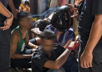 MEDAN DELI - Tim URC Pelabuhan Belawan dari Satuan Reserse Narkoba Polres Pelabuhan Belawan mengamankan pria berinisial H (31) yang diduga mengedarkan sabu di Jalan Mangaan I, Lingkungan IV, Kelurahan Mabar Hilir, Kecamatan Medan Deli, Kota Medan, Kamis (17/9/2026). Petugas juga mengamankan tiga pria lain yang diduga sebagai pengguna. Kasus ini memperlihatkan wajah #ReserseBekerja di lapangan. Penyidik tidak berhenti pada penangkapan, tetapi merangkai alat bukti dan menelusuri jaringan di belakang pelaku. Berawal dari Informasi Warga Kapolres Pelabuhan Belawan AKBP Aditya S.P. Sembiring, M.Si., melalui Kasat Res Narkoba AKP A.R. Riza, S.H., M.H., menjelaskan pada Selasa (22/9/2026) bahwa pengungkapan berawal dari informasi masyarakat. Warga melaporkan dugaan peredaran narkotika di sebuah rumah di kawasan Mabar Hilir. Personel lalu menyelidiki informasi tersebut sebelum menindak sekitar pukul 11.00 WIB. AKP A.R. Riza menyebut H sempat membuang barang bukti dengan tangan kirinya saat hendak diamankan. Petugas tetap menyita empat paket sabu, satu bungkus plastik klip kosong, satu pipet ujung runcing, satu kotak putih, dan uang tunai Rp60.000 dari tangan H. Barang Bukti dan Tes Urine Menguatkan Perkara Tim URC Pelabuhan Belawan tidak hanya bersandar pada pengakuan. Dalam interogasi, H mengakui mengedarkan sabu. Tiga pria lain, yakni J (49), DA (32), dan AF (24), menjalani pemeriksaan dan tes urine dengan hasil positif metamfetamina. Penyidik menyimpan masing-masing satu botol urine dari ketiganya sebagai barang bukti. Paket sabu, perlengkapan, dan hasil tes urine kini saling menguatkan, sehingga pengakuan tersangka tidak berdiri sendiri. Pola kerja ini sejalan dengan hukum acara yang berlaku. Undang-Undang Nomor 20 Tahun 2025 tentang KUHAP berlaku sejak 2 Januari 2026 dan mensyaratkan penyidik menetapkan tersangka berdasarkan minimal dua alat bukti. KUHAP baru juga memasukkan barang bukti sebagai jenis alat bukti tersendiri, ketentuan yang kini sedang diuji sejumlah pemohon di Mahkamah Konstitusi. Menelusuri Jaringan di Balik Pengedar AKP A.R. Riza menegaskan timnya masih mengembangkan kasus ini. Penyidik ingin melacak sumber sabu yang diperoleh H serta kemungkinan jaringan lain yang terkait. Keempat orang tersebut bersama seluruh barang bukti kini menjalani pemeriksaan di Sat Res Narkoba Polres Pelabuhan Belawan. Penangkapan di tingkat pengedar baru membuka pintu; penelusuran sumber barang menentukan apakah mata rantai di atasnya ikut tersentuh. Penyidikan narkotika juga dapat bertumpu pada sains forensik. Pusat Laboratorium Forensik (Puslabfor) Bareskrim Polri memasukkan pengujian dan analisis narkotika dalam cakupan kerja penyidikan ilmiah, bersama forensik digital, kimia, dan toksikologi. Kasus di Mabar Hilir mungkin tampak sebagai pengungkapan rutin. Namun, cara penyidik merangkai laporan warga, barang bukti, tes urine, dan pengembangan jaringan menunjukkan bahwa ukuran keberhasilan perkara terletak pada bukti yang utuh. Modus boleh berubah, tetapi prinsip pembuktian tetap menjadi pegangan.